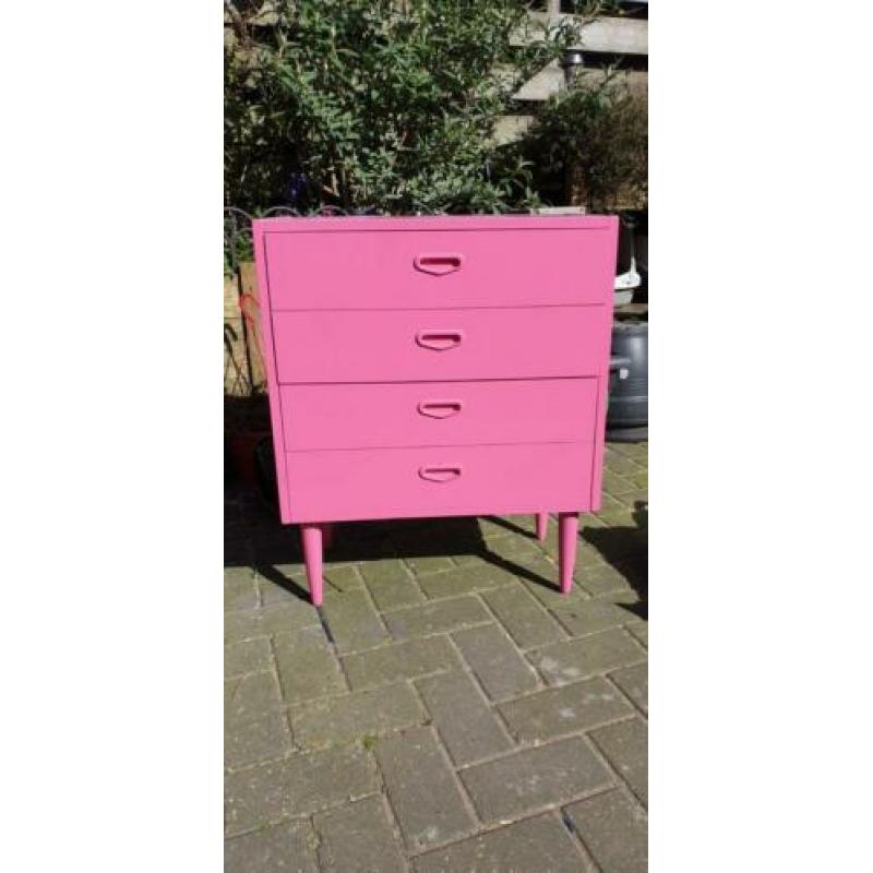 lavalamp, buikkast, hoge kast roze