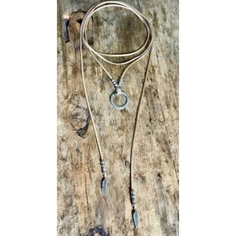 Boho Ibiza festival ketting / riem veertjes