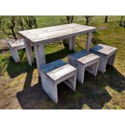 Tafel met krukjes