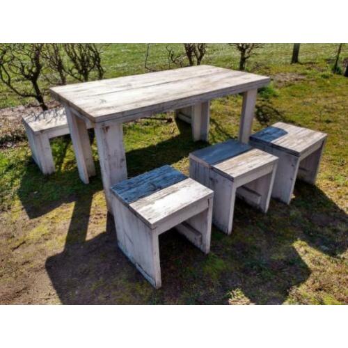 Tafel met krukjes