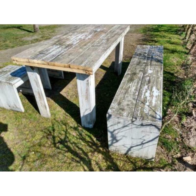 Tafel met krukjes
