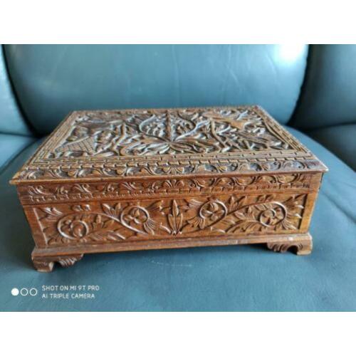 Oude naaidoos.Indonesie.Java.Japara houtsnijwerk.Wayang.