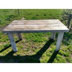 Tafel met krukjes