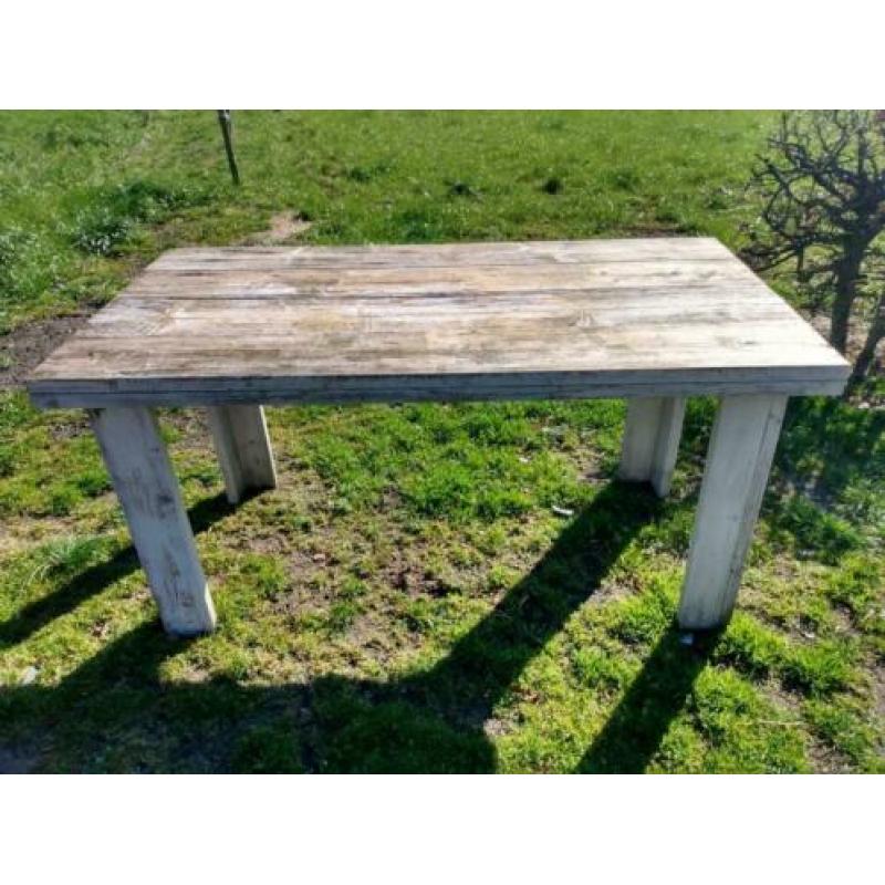 Tafel met krukjes