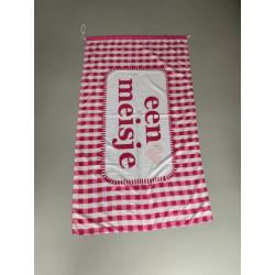 Geboorte vlag meisje en roze strik voor aan de voordeur