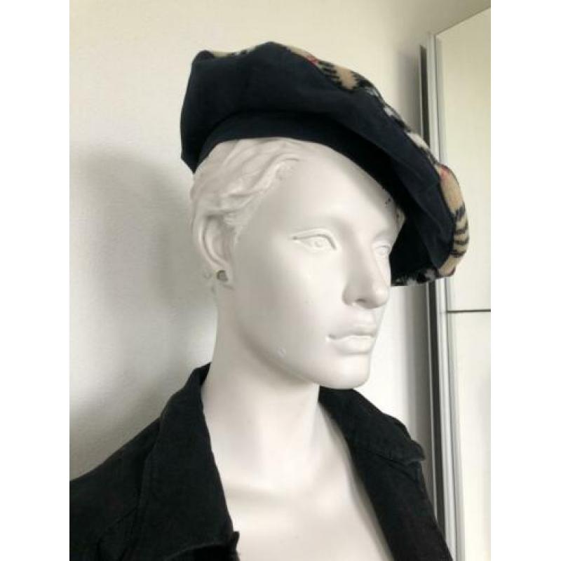 Baret met burberry print