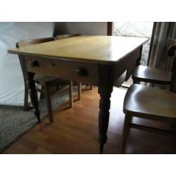 vintage tafel met cafe stoelen