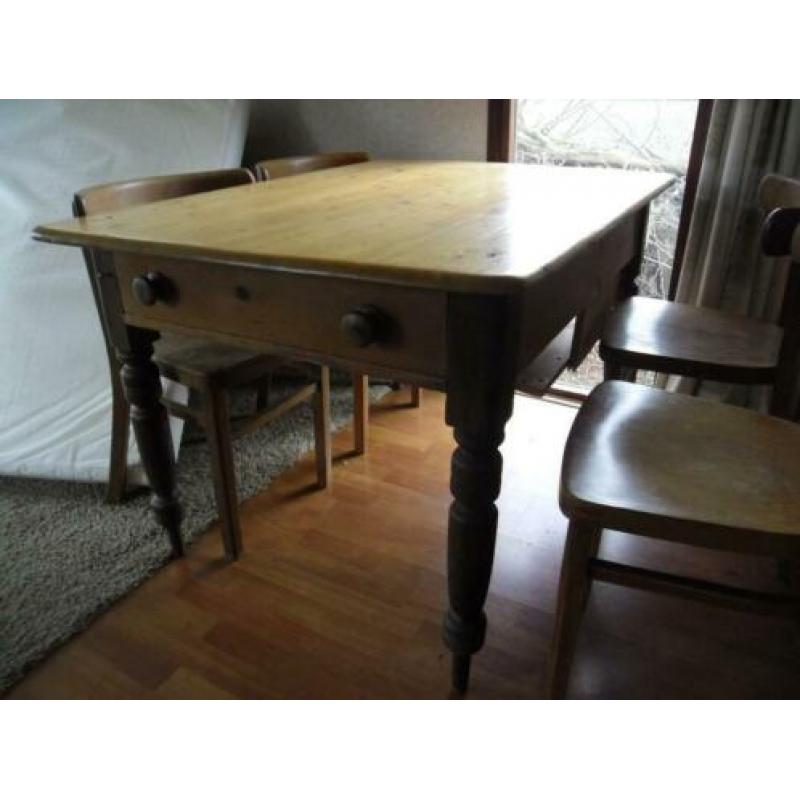 vintage tafel met cafe stoelen