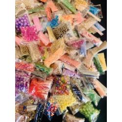Partij 1 met heel veel diverse kralen / beads