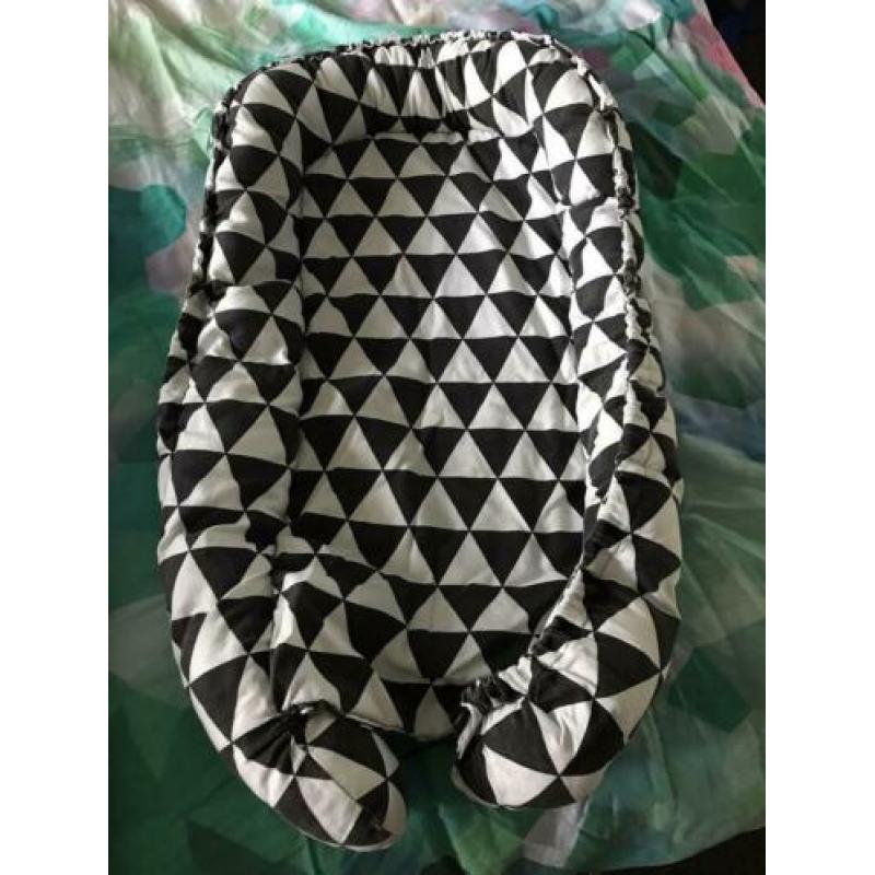 Hip baby-nestje! Zwart wit