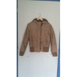 Een beige korte winter-jas/jack met een tijger capuchon.