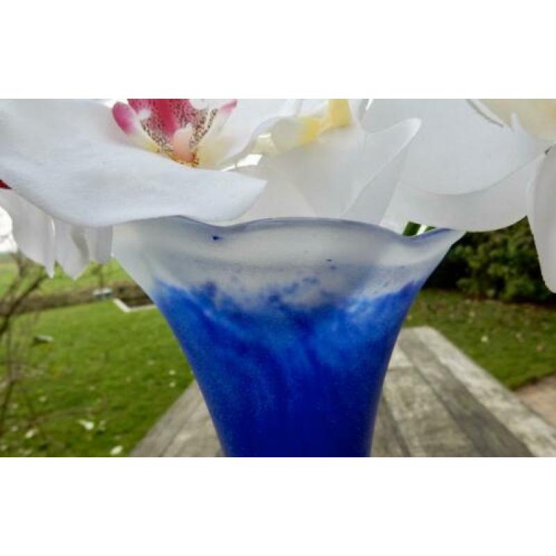 Prachtige blauwe vaas wit gematteerd