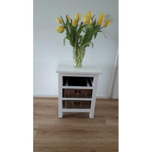 Prachtig wit gekleurde bijzet tafel