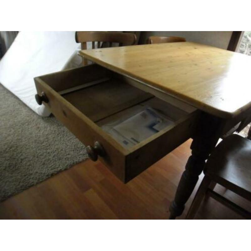 vintage tafel met cafe stoelen