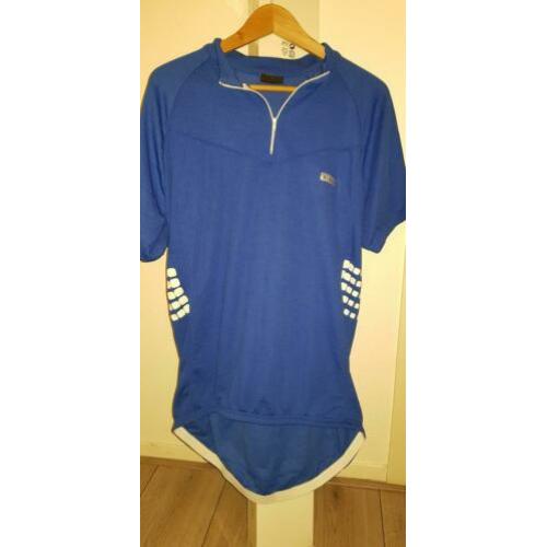 Complete wieleroutfit. Shirt broek helm handschoenen