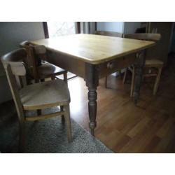 vintage tafel met cafe stoelen