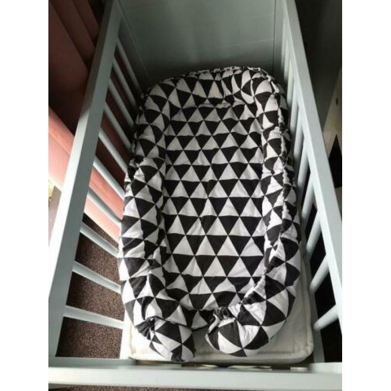 Hip baby-nestje! Zwart wit