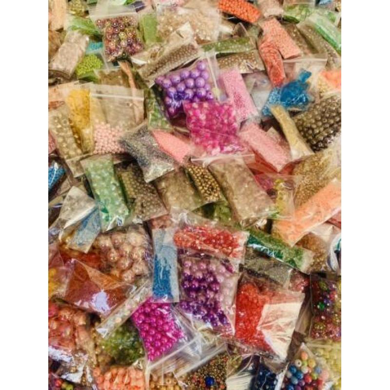Partij 1 met heel veel diverse kralen / beads