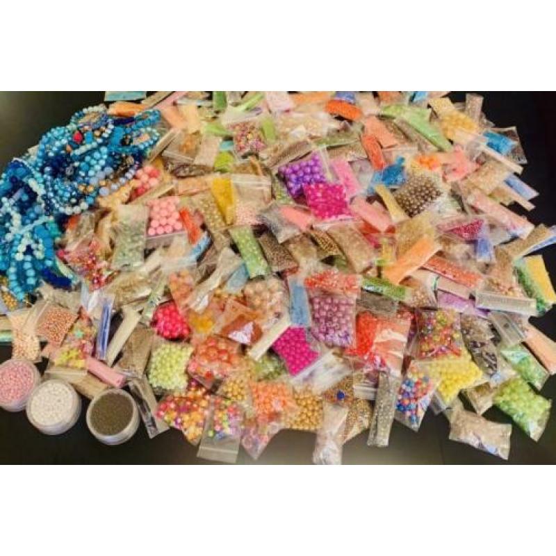 Partij 1 met heel veel diverse kralen / beads