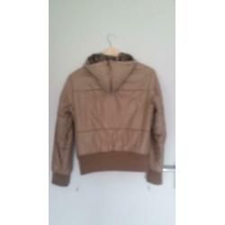 Een beige korte winter-jas/jack met een tijger capuchon.