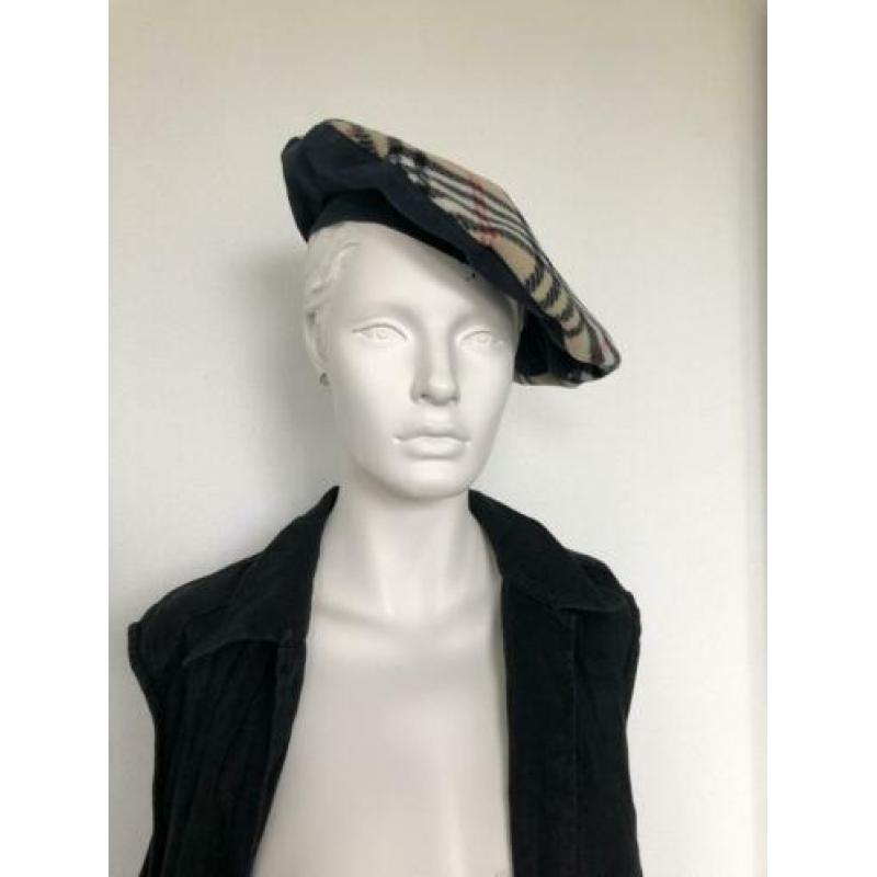 Baret met burberry print
