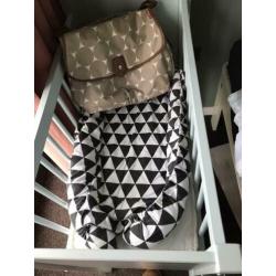Hip baby-nestje! Zwart wit