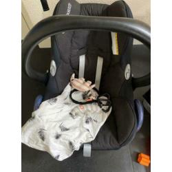 Maxi cosi cabriofix inclusief verkleiner en voetenzak