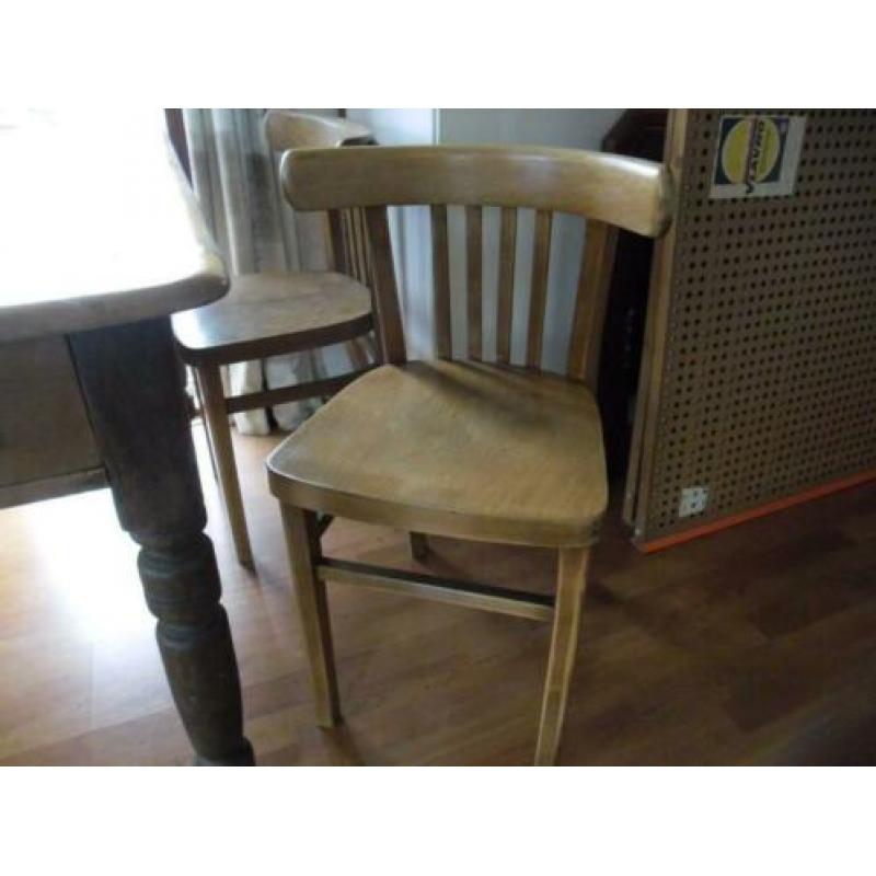 vintage tafel met cafe stoelen