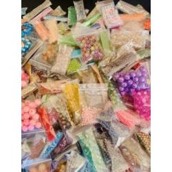 Partij 1 met heel veel diverse kralen / beads