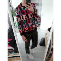 Trui met gekleurde letters
