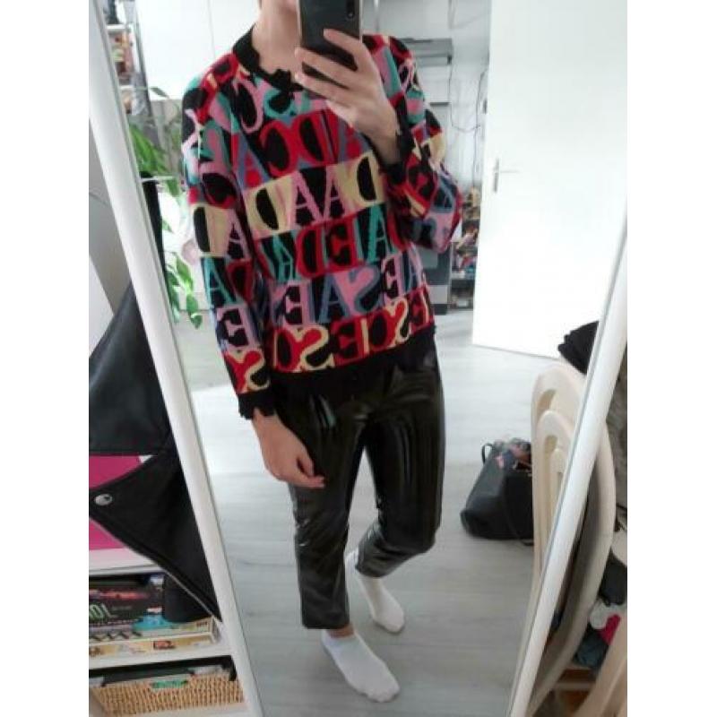 Trui met gekleurde letters