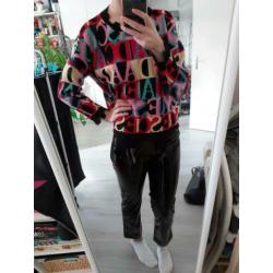 Trui met gekleurde letters