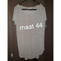 Dames kleding maten staan erbij