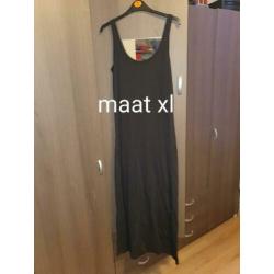 Dames kleding maten staan erbij