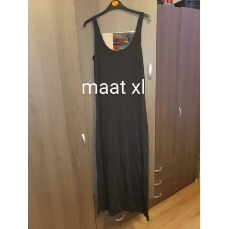 Dames kleding maten staan erbij