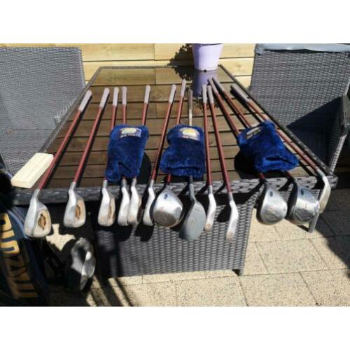 Golfstokken en karretje met tas