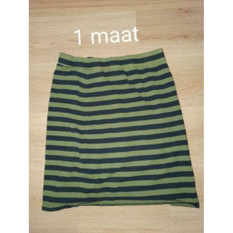 Dames kleding maten staan erbij