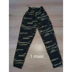 Dames kleding maten staan erbij