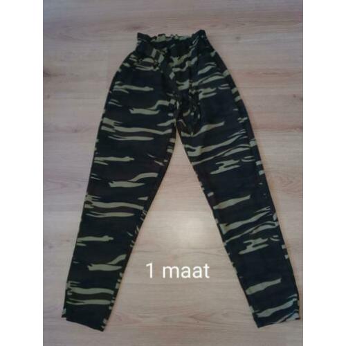 Dames kleding maten staan erbij