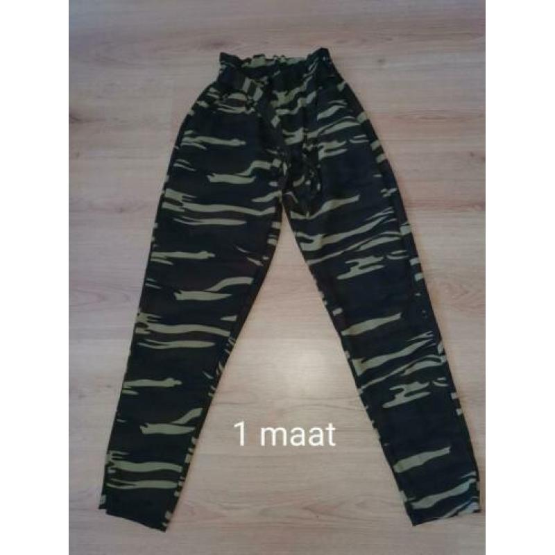 Dames kleding maten staan erbij