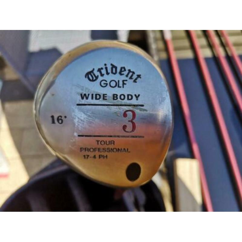 Golfstokken en karretje met tas