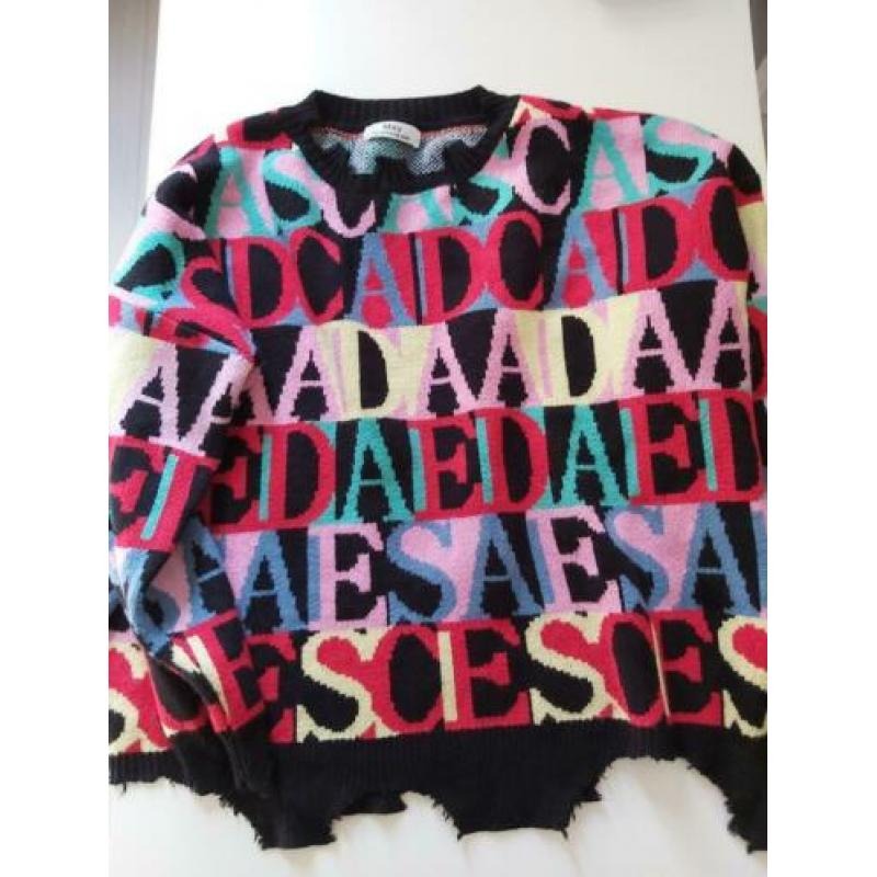Trui met gekleurde letters