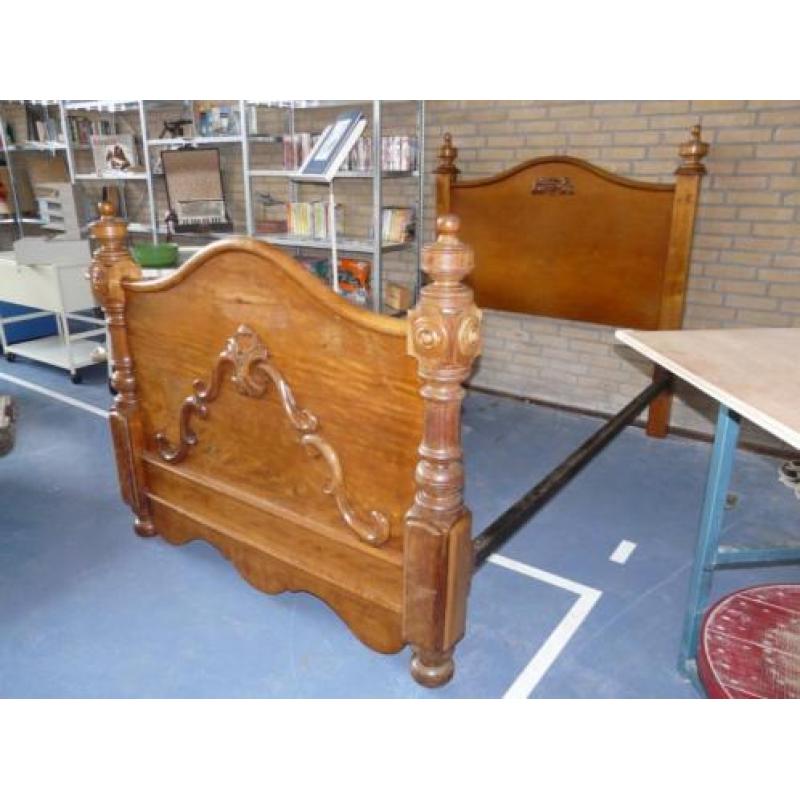 Romantisch antiek massief houten bed logeerbed 1/2 personen