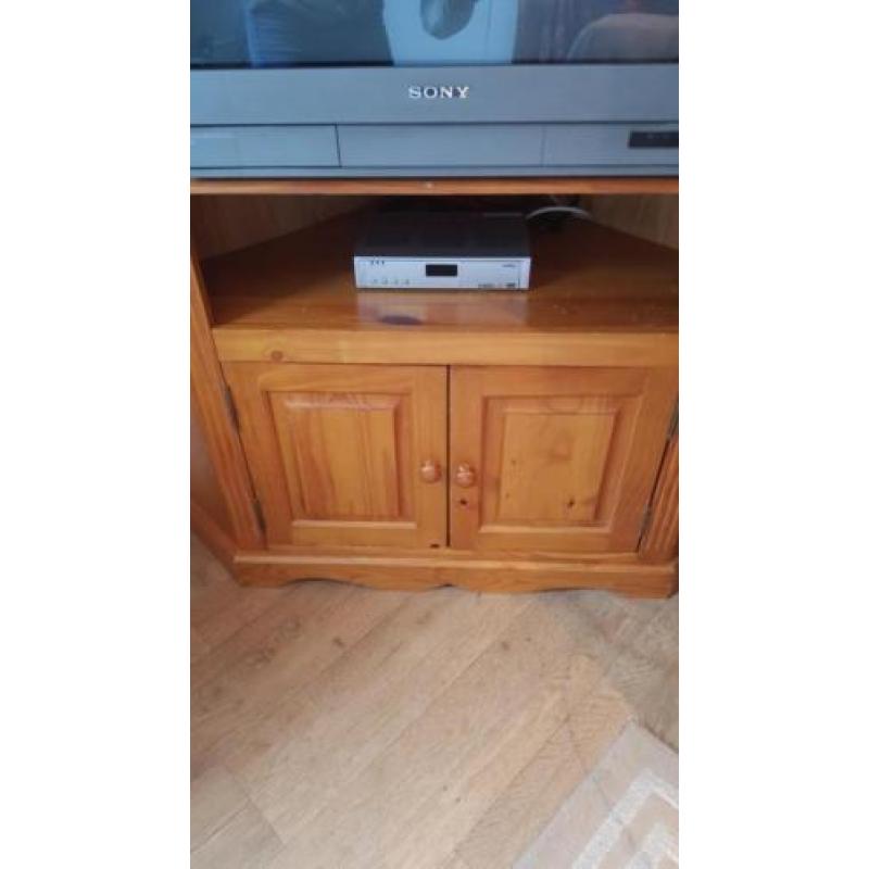 TV Sony met bijbehorende kast