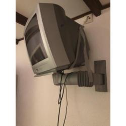 Nette philips tv 44cm met muurbeugel