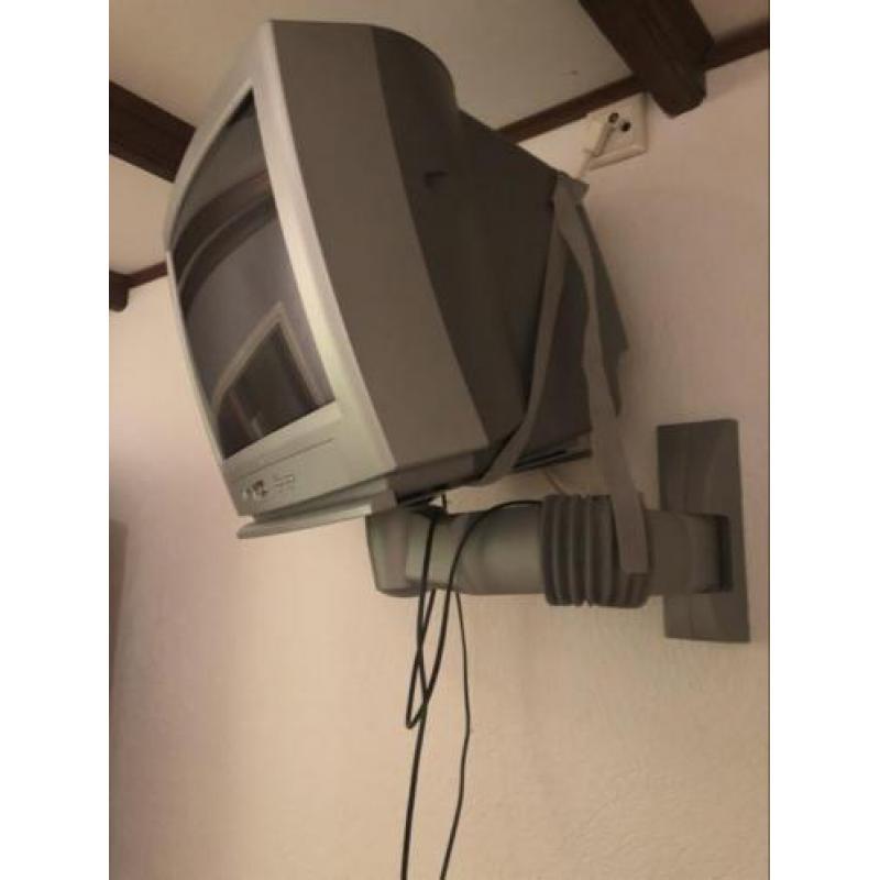 Nette philips tv 44cm met muurbeugel