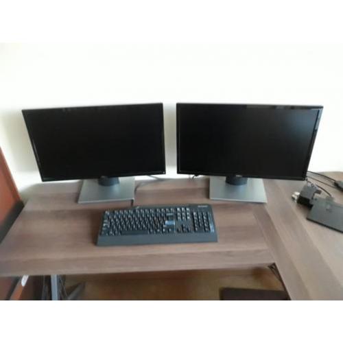 2 Dell 24 inch beeldschermen+toetsenbord