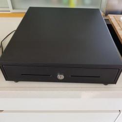 Kassalade en bonprinter, pinautomaat, barcodescanner.