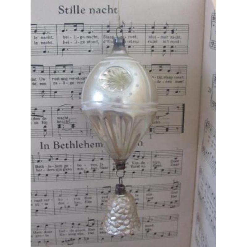 Antieke kerstbal 'luchtballon met mandje'.Met deuken/decowit