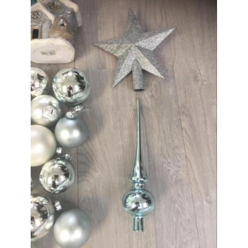 Diverse kerstballen en accessoires in blauw/zilvertinten